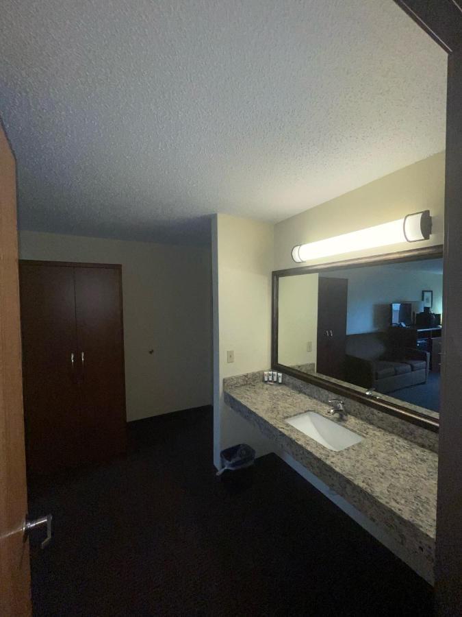 Cobblestone Hotel & Suites - Wisconsin Rapids Bagian luar foto