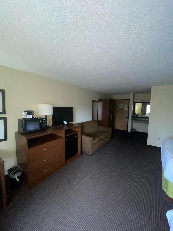 Cobblestone Hotel & Suites - Wisconsin Rapids Bagian luar foto