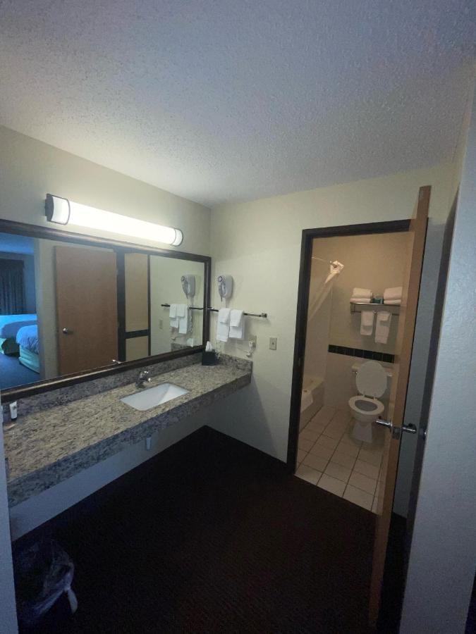 Cobblestone Hotel & Suites - Wisconsin Rapids Bagian luar foto