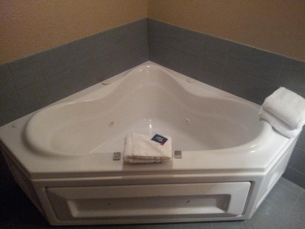 Cobblestone Hotel & Suites - Wisconsin Rapids Bagian luar foto
