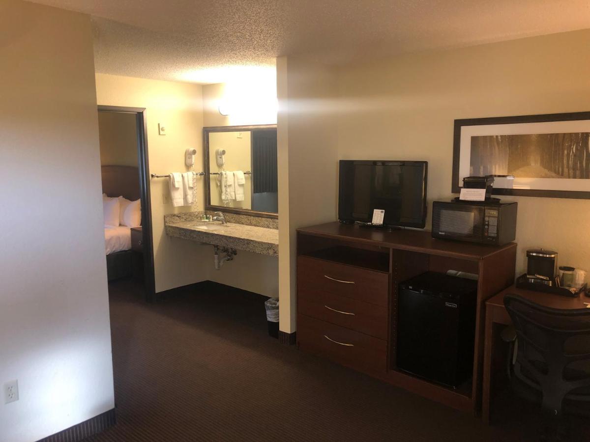 Cobblestone Hotel & Suites - Wisconsin Rapids Bagian luar foto