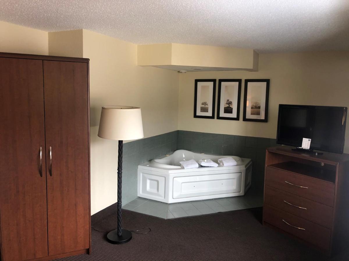 Cobblestone Hotel & Suites - Wisconsin Rapids Bagian luar foto